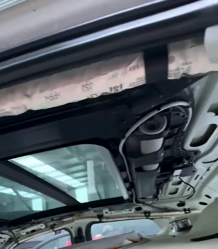 Audi Q3 durante el desmontaje del techo con manchas de humedad