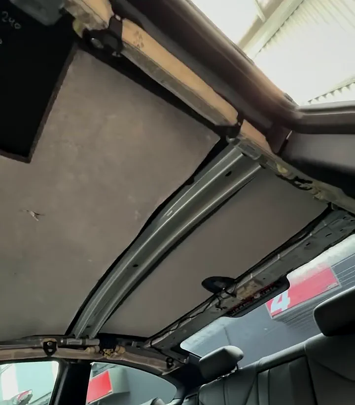 BMW M3 con el tapizado de techo retirado